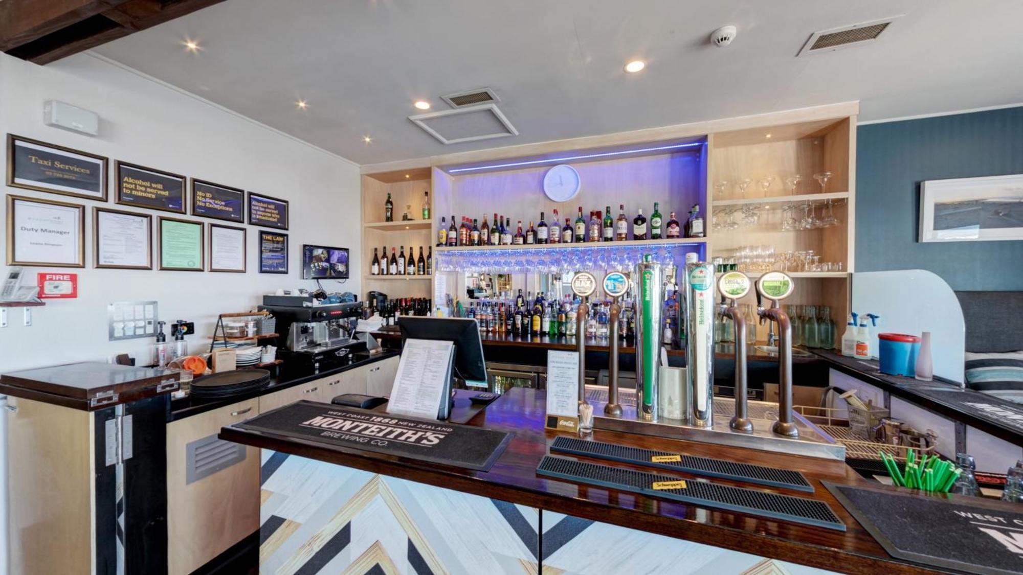 Beachfront Hotel Hokitika Bagian luar foto